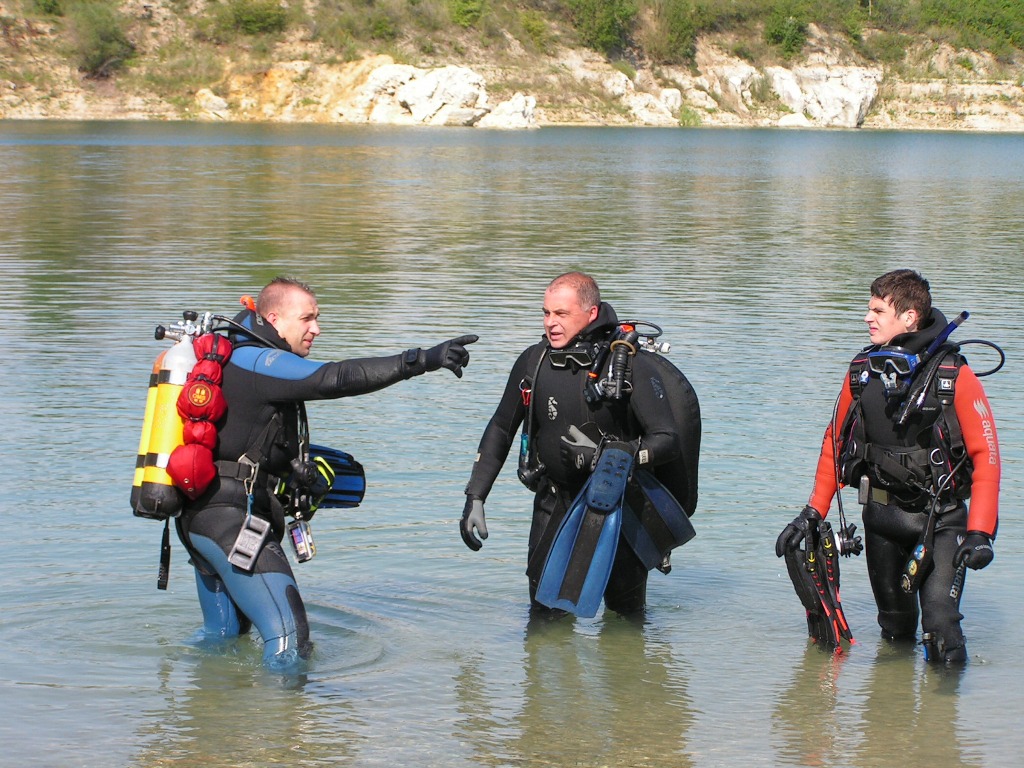 Przemysław Stachowiak, Piotr Michalak oraz Krzysztof Michalak omawiają program zejścia pod wodę
