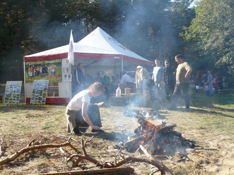 Rozpalono również tradycyjne ognisko na którym pieczono kiełbaski